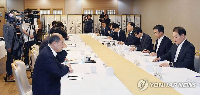 김병환 차관, 제40차 비상경제차관회의 겸 제20차 물가관계차관회의 주재 (서울=연합뉴스) 김병환 기획재정부 차관이 10일 오전 서울 종로구 정부서울청사에서 열린 제40차 비상경제차관회의 겸 제20차 물가관계차관회의를 주재하고 있다. 2024.5.10 [기획재정부 제공. 재판매 및 DB 금지] photo@yna.co.kr