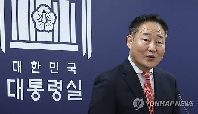 소감 말하는 전광삼 시민사회수석 (서울=연합뉴스) 진성철 기자 = 대통령실 시민사회수석에 내정된 전광삼 전 시민소통비서관이 10일 서울 용산 대통령실 청사에서 소감을 말하고 있다. 2024.5.10  [대통령실통신사진기자단] zjin@yna.co.kr