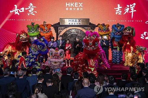 지난 2월 14일 홍콩거래소(HKEX)에서 열린 '용의 해' 첫 거래일 기념식
[AP 연합뉴스 자료사진. 재판매 및 DB 금지]