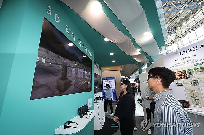 VR·AR로 알아보는 국가유산 체계 전환 (서울=연합뉴스) 임화영 기자 = 10일 서울역 공항철도역 입구에 마련된 국가유산 디지털 홍보관을 찾은 시민들이 체험을 즐기고 있다.
    국가유산 체계 전환을 알리기 위해 이달 19일까지 운영하는 홍보관에서는 한국을 대표하는 명소인 경복궁, 국보 경주 첨성대 등을 가상현실(VR)·증강현실(AR) 등을 활용한 체험을 즐길 수 있다. 2024.5.10 hwayoung7@yna.co.kr