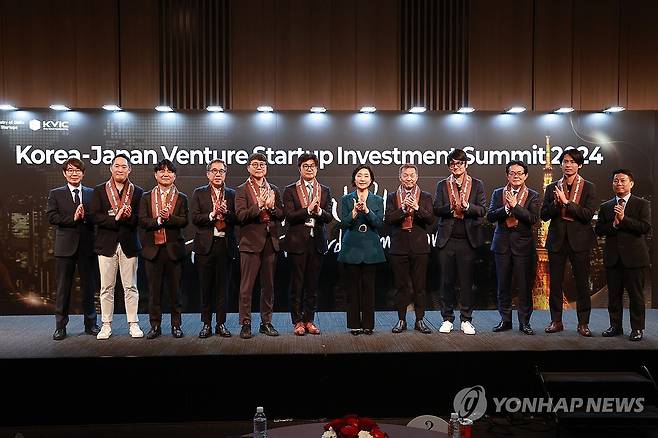 한·일 벤처·스타트업 투자서밋 2024 (서울=연합뉴스) 오영주 중소벤처기업부 장관(오른쪽 여섯 번째)이 10일 일본 도쿄 토라노몬 힐스 모리 타워에서 열린 '한·일 벤처·스타트업 투자서밋 2024'에서 K-글로벌스타 출범식 세리머니 후 참석자들과 기념 촬영하고 있다. 2024.5.10 [중소벤처기업부 제공. 재판매 및 DB 금지] photo@yna.co.kr