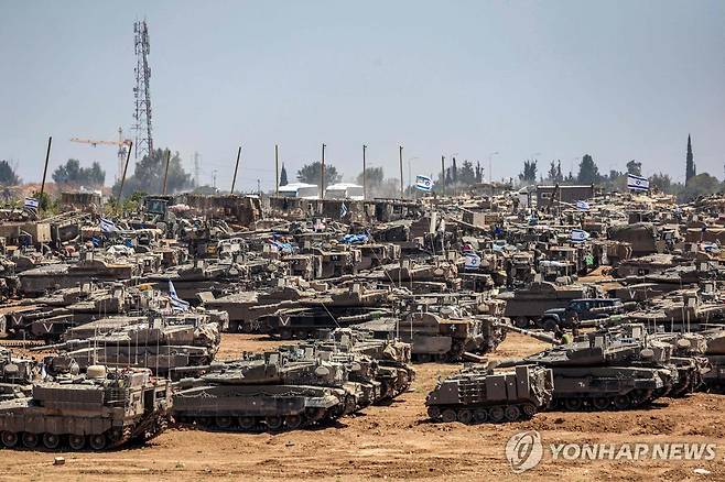 지난 9일(현지시간) 이스라엘 남부 가자지구 접경지에 이스라엘군 탱크가 집결해있다. [AFP=연합뉴스 자료사진. 재판매 및 DB 금지]