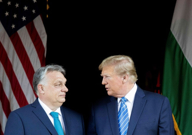 3월 미국 플로리다주 마러라고 자택에서 빅토르 오르반(왼쪽) 헝가리 총리와 만난 도널드 트럼프 전 미국 대통령.(사진=AFP)