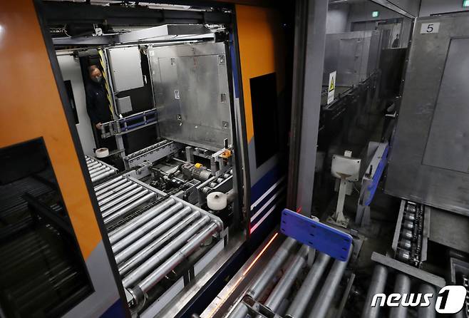 서울역 도심공항터미널 수하물처리시설(BHS)에서 직원들이 승객들의 수하물이 담긴 항공화물 탑재용기(ULD)를 공항철도 직통열차에 싣고 있다.(공동취재사진)2022.5.22/뉴스1 ⓒ News1 정진욱 기자