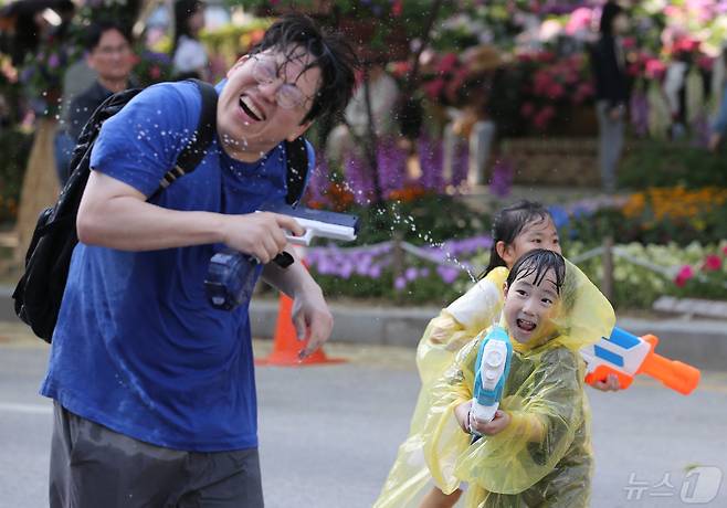 유성온천문화축제 참가한 어린이들이 물총싸움을 하며 축제를 즐기고 있다. /뉴스1 ⓒ News1 김기태 기자