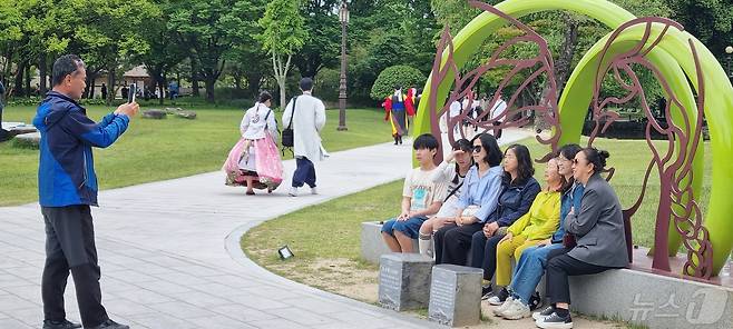 11일 '춘향제'가 열리고 있는 전북자치도 남원시에서 관광객들이 단체 사진을 찍고 있다. 2024.5.11/뉴스1 김동규 기자