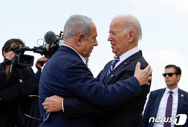 18일(현지시간) 베냐민 네타냐후 이스라엘 총리(왼쪽)와 조 바이든 미국 대통령이 만나 인사를 나누고 있다. 2023.10.19 ⓒ 로이터=뉴스1 ⓒ News1 정지윤 기자
