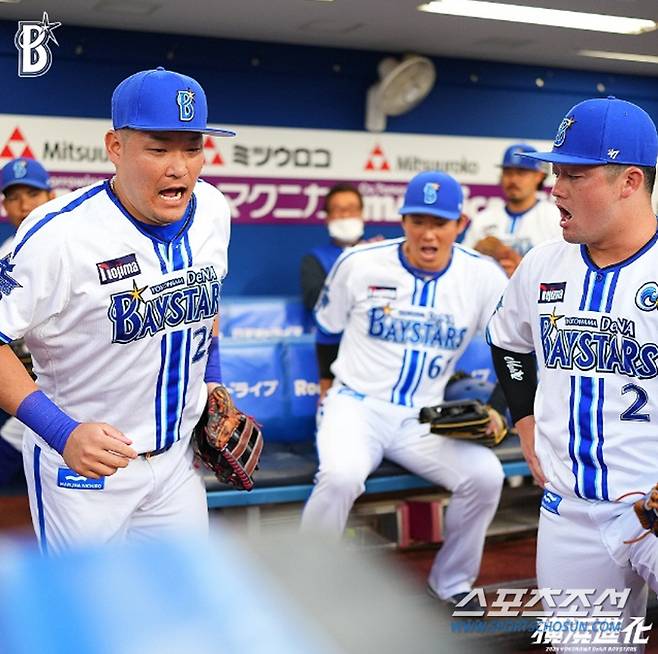요코하마 쓰쓰고(왼쪽)와 4번 타자 마키(맨 오른쪽).사진캡처=요코하마 베이스타즈 SNS