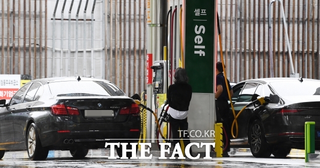 한국석유공사 유가정보시스템 오피넷에 따르면 5월 둘째 주 전국 주유소 휘발유 판매 가격은 리터당 1711.7원으로 전주 보다 1.2원 하락했다. /더팩트 DB