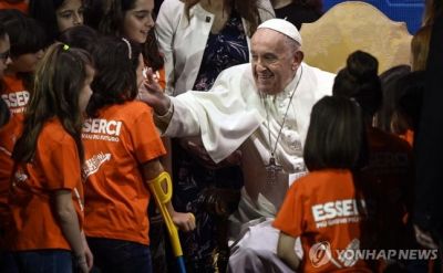 프란치스코 교황이 10일(현지시간) 이탈리아 로마에서 열린 저출산 문제 해결을 위한 콘퍼런스에 참석해 어린이들과 만나고 있다. [이미지출처=연합뉴스]