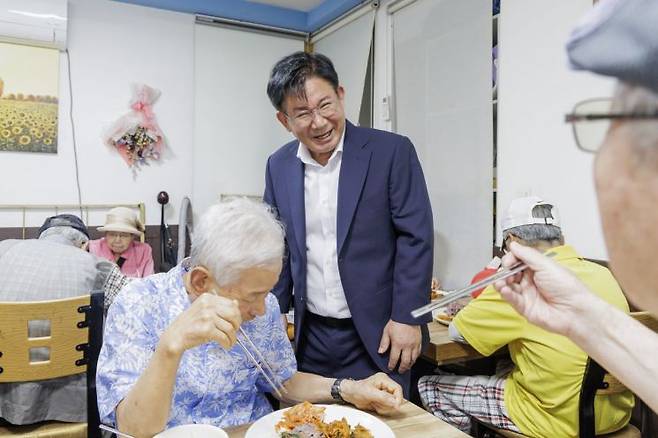 효도밥상에서 식사를 하는 어르신들과 소통하는 박강수 마포구청장