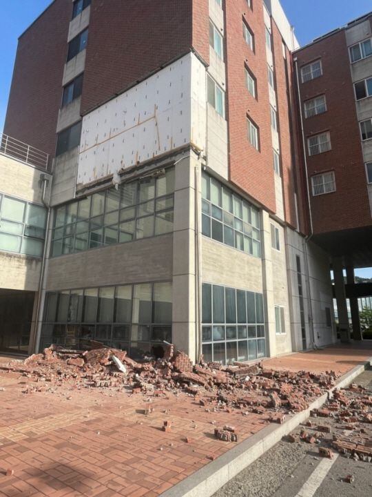충남 천안시 안서동 한 대학교 건물 외벽이 3m 아래로 떨어졌다. /연합뉴스
