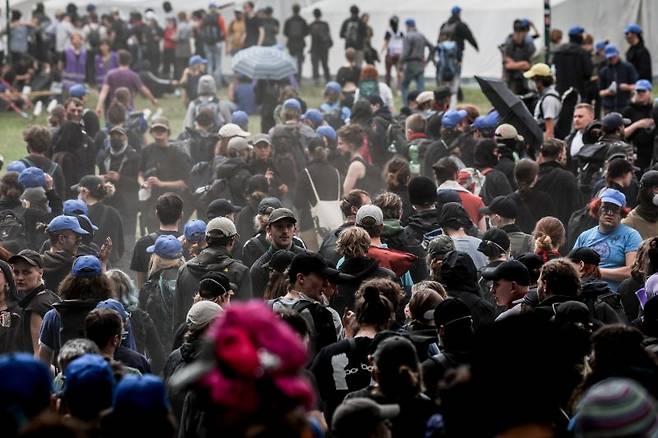 독일 베를린 인근 그륀하이데의 테슬라 기가팩토리 앞에서 10일(현지시간) 테슬라 공장 확대에 반대해 환경운동가들이 격렬하게 시위하고 있다. 테슬라는 이날 베를린 공장 가동을 중단했고, 주가는 나흘째 하락했다. EPA 연합