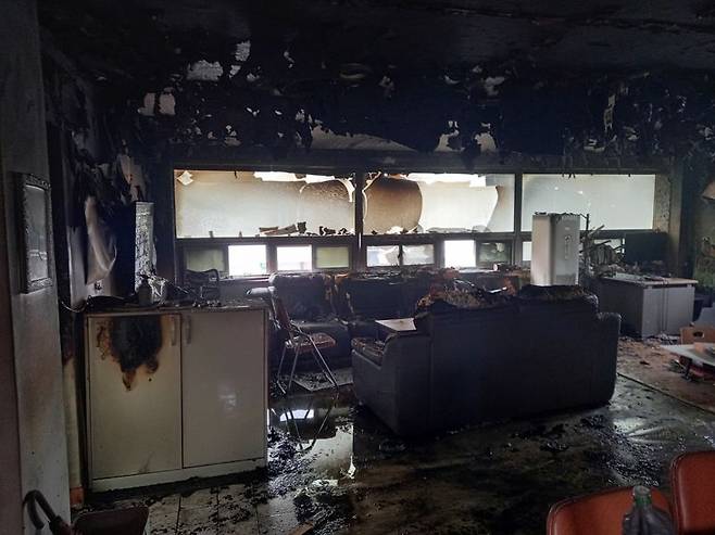 11일 오전 9시 16분께 부산시 기장군의 한 마을회관 2층에서 원인 미상의 화재가 발생했다. 부산소방재난본부 제공
