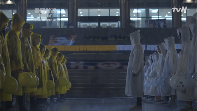 1세대 아이돌 H.O.T와 젝스키스 팬들의 대치 상황을 그린 드라마 '응답하라 1997'의 장면. tvN유튜브 캡쳐