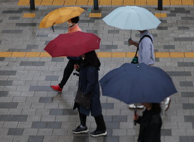 비가 내리는 날 서울 중구 서울시청 인근에서 시민들이 우산을 쓴 채 이동하고 있다. 연합뉴스