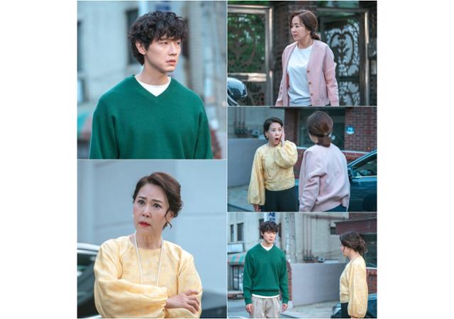 ‘미녀와 순정남’ 지현우가 웃음기 없는 얼굴로 차화연을 마주한다. KBS2 제공
