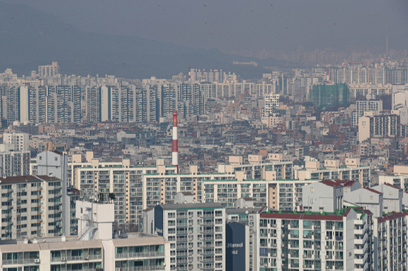 서울 강북구 북서울꿈의숲 전망대에서 바라본 강북지역 아파트단지 모습 [사진=뉴시스]