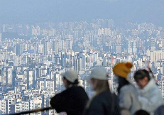 우리나라 부동산 가격은 정부 정책에 따라 심하게 출렁인다. 지난해 겨울 서울 남산에서 내려본 서울 아파트단지. 연합뉴스