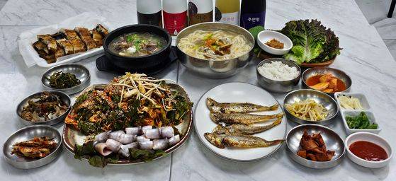 ‘만복정’의 밴댕이 세트(회·무침·구이)에 소머리국밥, 바지락칼국수를 더하고 주변 식당에서 장어구이까지 구해서 차린 안주상. [사진 이승훈]
