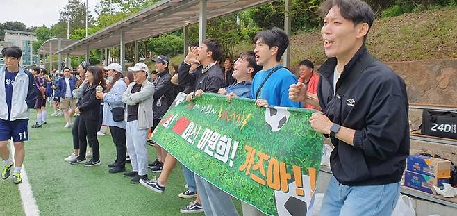 축구대회에 참석한 이원희 에너지경제 기자를 응원하기 위해 친구들이 경기장을 찾은 모습. / 한국기자협회