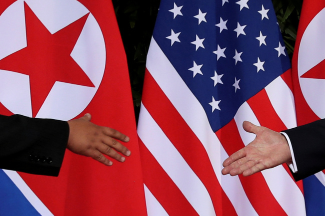 2018년 6월 12일 싱가포르에서 당시 도널드 트럼프 미국 대통령과 김정은 북한 국무위원장이 악수하는 모습. 로이터연합뉴스