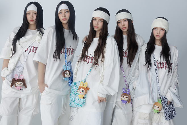 무라카미 다카시와 협업한 가방 음반을 맨 뉴진스. 어도어 제공