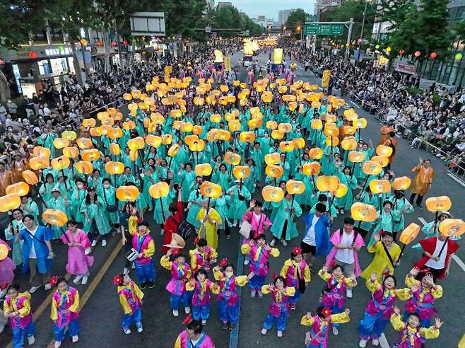 지난 2023년 5월20일 서울 동대문과 종로 일대에서 대규모 연등 행렬이 열리고 있다.   연합뉴스 제공