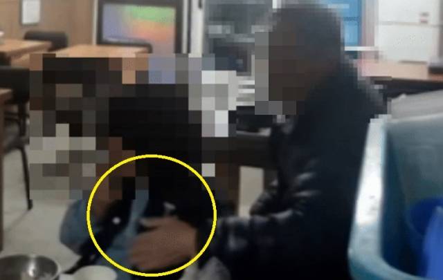 충남 천안의 한 음식점에서 음식점 업주의 미성년 딸을 추행하는 80대 노인. 온라인 커뮤니티 ‘보배드림’ 캡처