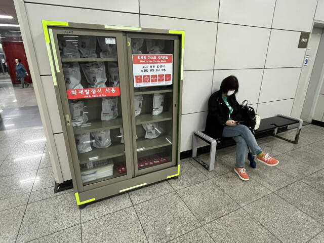 11일 오전 8시께 서울지하철 7호선 부평구청역 캐비닛에 방독·방연마스크가 놓여 있다. 김샛별기자