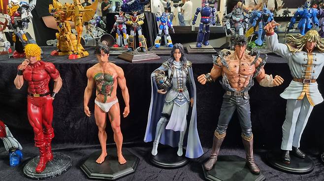 2023 서울팝콘 ‘반도의 중년’부스에 전시된 피규어 리페인팅 작품