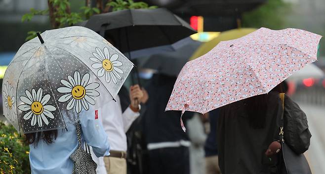 지난 7일 오전 우산을 쓴 시민들이 서울 광화문 사거리를 지나는 모습. [사진 출처 = 연합뉴스]