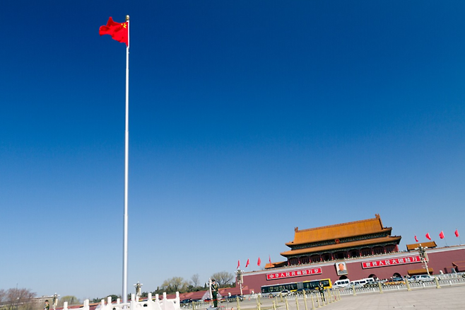 중국의 국기 오성홍기와 천안문광장의 모습. 수도 베이징을 상징하는 중국의 가장 유명한 광장입니다.[Morio·Wikimedia Comons]