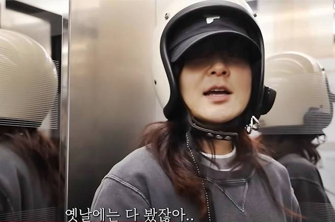 신문배달에 나선 최강희 [사진출처=유튜브]