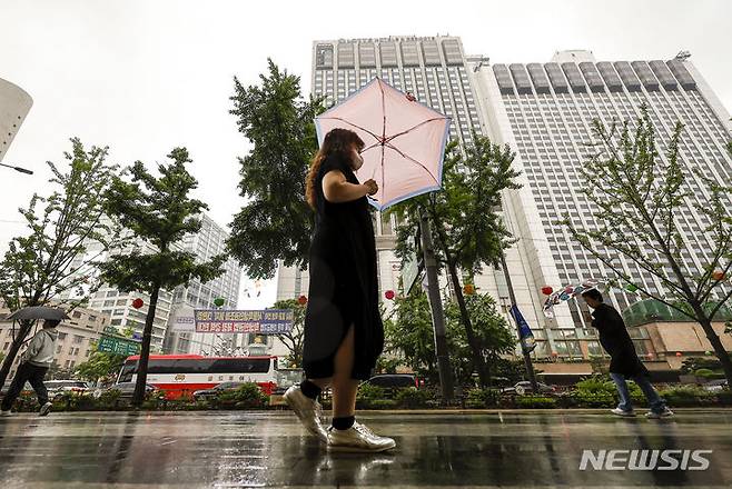 [서울=뉴시스] 정병혁 기자 = 비가 내린 지난 7일 서울 중구 을지로입구역 인근에서 우산을 쓴 시민들이 이동하고 있다. 2024.05.07. jhope@newsis.com