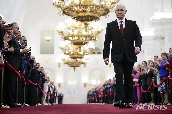 [모스크바=AP/뉴시스] 블라디미르 푸틴 러시아 대통령이 지난 7일(현지시각) 모스크바 크렘린궁 대통령 취임식장에 들어서고 있다. 5번째 임기를 시작한 푸틴 대통령은 대국민 연설을 통해 "우리는 현재와 미래 세대를 위해 러시아의 운명을 스스로 결정할 것"이라고 말했다. 2024.05.11.