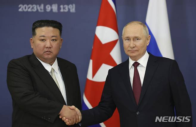 [보스토치니=AP/뉴시스] 김정은(왼쪽) 북한 국무위원장이 지난해 9월 13일(현지시각) 러시아 아무르주 보스토치니 우주기지에서 블라디미르 푸틴 러시아 대통령과 회담하면서 악수하고 있다. 2023.09.13.
