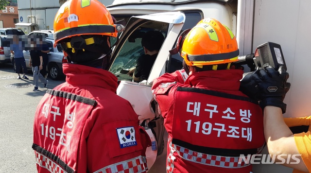 [대구=뉴시스]대구소방안전본부 소속 119구급대가 구조활동을 하는 모습이다. 뉴시스DB. 2024.05.101 photo@newsis.com