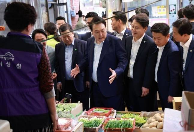윤석열 대통령이 10일 서울 서대문구 영천시장을 찾아 채소 가게를 둘러보고 있다. 대통령실통신사진기자단