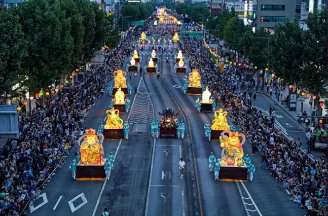 지난해 5월20일 서울 동대문과 종로 일대에서 대규모 연등 행렬이 열리는 모습. 연합뉴스