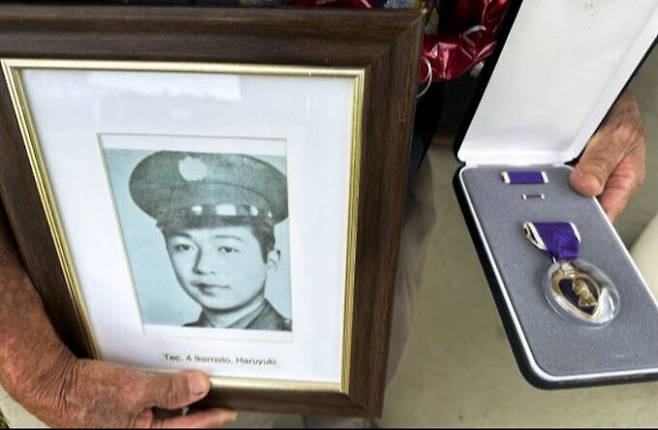 제2차 세계대전이 끝나가던 1945년 8월13일 오키나와에서 전사한 일본계 미국인 병사 하루유키 이케모토(왼쪽)와 최근 미군이 사후 79년 만에 고인에게 추서한 퍼플하트 훈장. AP연합뉴스