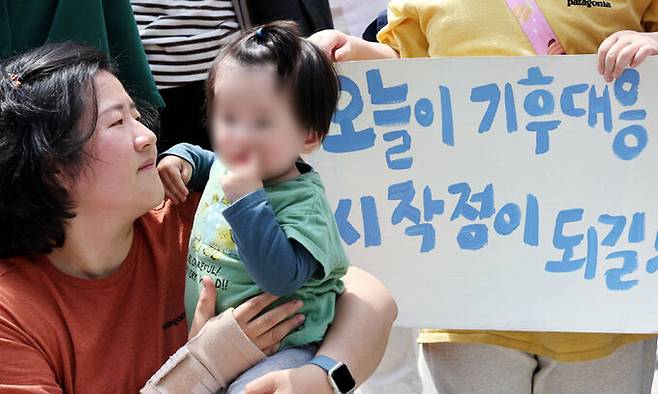 지난 4월 23일 서울 종로구 헌법재판소 앞에서 열린 기후 헌법소원 공개변론 기자회견에 참석한 어린이가 빠른 판결을 촉구하는 손팻말을 들고 있다. 뉴스1