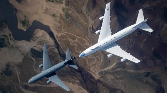 공중급유를 받고있는 E-4B 나이트워치. 사진=USAF