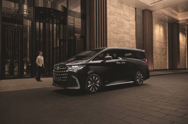 도요타는 국내 미니밴 시장 공략 강화를 위해 프리미엄 밴인 알파드 하이브리드를 출시했다. 사진제공=도요타코리아