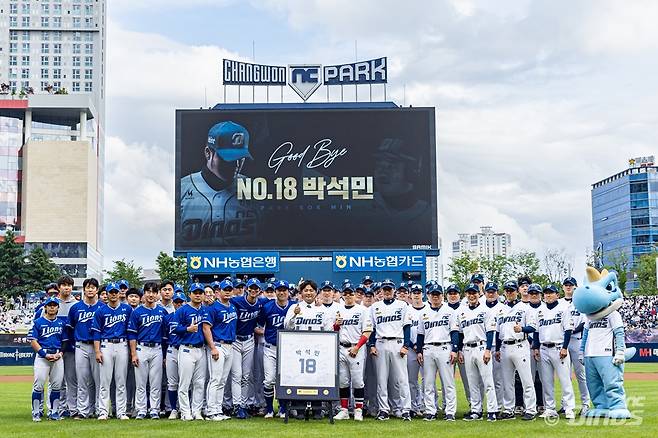 NC 다이노스, 삼성 라이온즈 선수들이 11일 창원 NC파크에서 박석민의 은퇴식을 기념하며 단체사진을 찍고 있다. NC 다이노스 제공