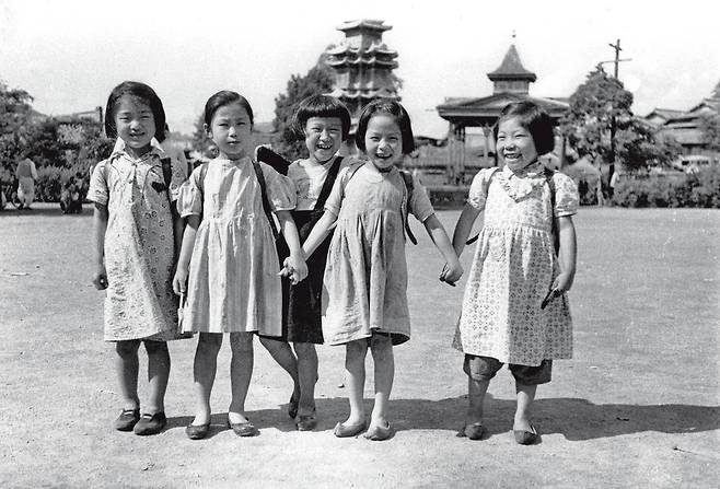 서울 탑골공원에 소풍 나온 어린이들이 웃음꽃을 피우고 있다. 1955년 [임인식 제공]