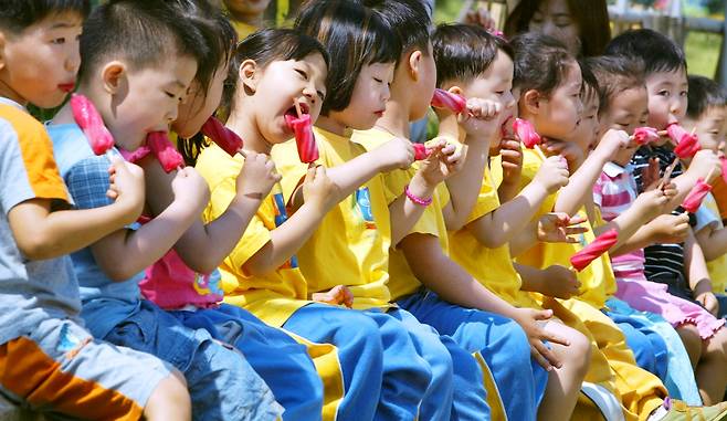 대전에서 나들이 나온 어린이들이 아이스크림을 먹고 있다. 2004년 [연합뉴스 자료사진]