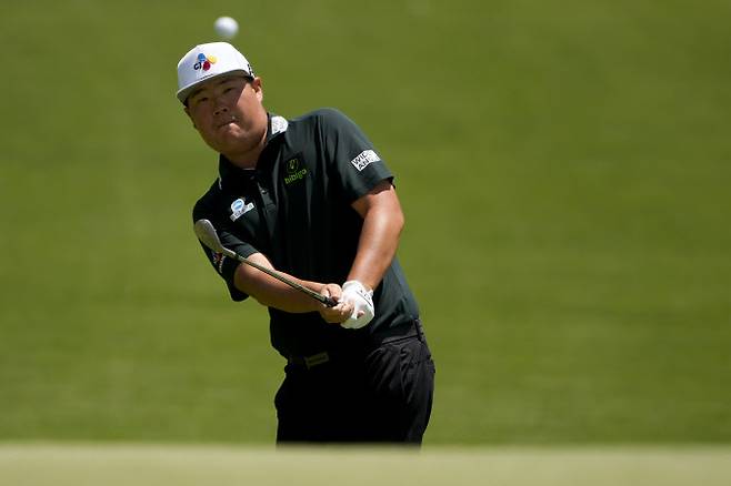 임성재가 12일 열린 PGA 투어 웰스 파고 챔피언십 3라운드에서 어프로치 샷을 하고 있다.(사진=AP/뉴시스)