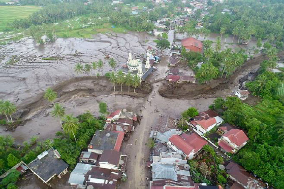 홍수로 물에 잠긴 인도네시아 서수마트라주(사진=AFP).