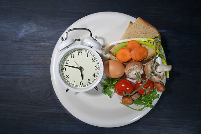 간헐적 단식이라고도 하는 시간제한 식사가 노화를 늦추고 건강한 노년을 보내는 데 도움을 줄 수 있다. [사진=게티이미지뱅크]